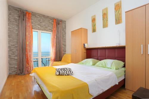 Postel nebo postele na pokoji v ubytování Apartments by the sea Drasnice, Makarska - 2644