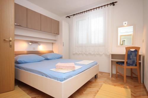 Postel nebo postele na pokoji v ubytování Apartments with a parking space Makarska - 2599
