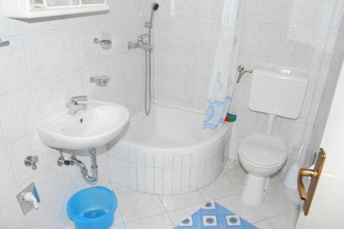 Kúpeľňa v ubytovaní Triple Room Zaostrog 2662b