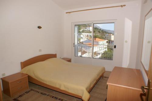 Posteľ alebo postele v izbe v ubytovaní Apartments by the sea Podgora, Makarska - 2593