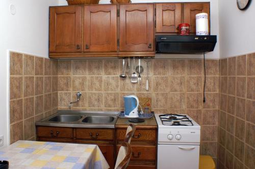 Kuchyň nebo kuchyňský kout v ubytování Apartments by the sea Podaca, Makarska - 2590