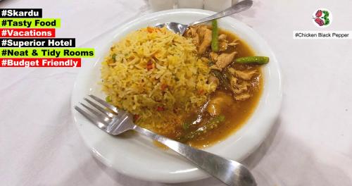 einen Teller Essen mit einer Schüssel Suppe und Reis in der Unterkunft Mulberry Continental Hotel Skardu in Skardu