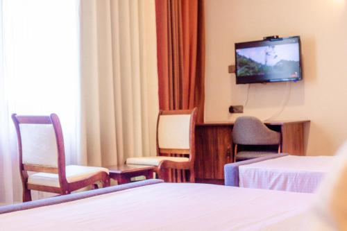TV a/nebo společenská místnost v ubytování Sooriya Wessagiri Resort