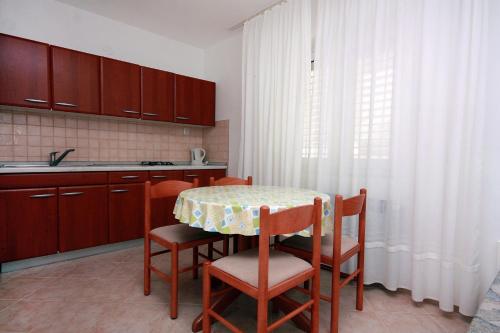 O bucătărie sau chicinetă la Apartments by the sea Tucepi, Makarska - 2666