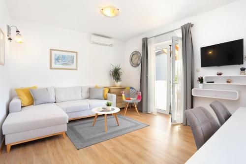 Apartments by the sea Podgora, Makarska - 2594
