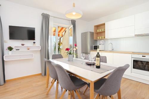 Apartments by the sea Podgora, Makarska - 2594