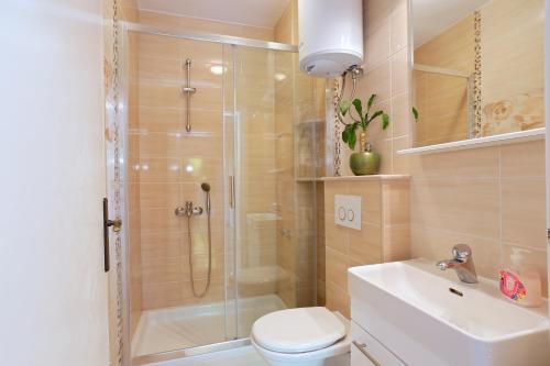 Kúpeľňa v ubytovaní Apartment Podgora 2594b