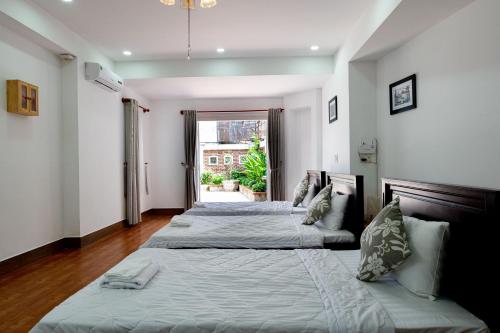 Tempat tidur dalam kamar di Golden Star Villa Hue