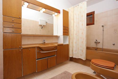 Kúpeľňa v ubytovaní Apartment Podgora 2614c