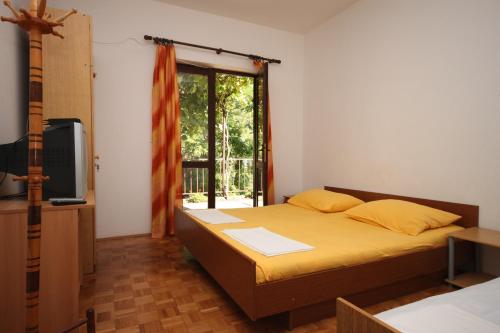 Posteľ alebo postele v izbe v ubytovaní Apartments by the sea Podaca, Makarska - 2617