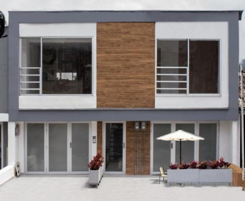 una casa con sombrilla, banco y sombrilla en San Martin- Moderno y confortable apartaestudio sector rosales, en Manizales