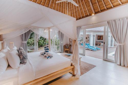 1 dormitorio con 1 cama grande en una villa en Villa Escape, en Nusa Lembongan