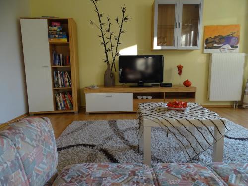 sala de estar con TV y mesa en Ferienwohnung Findus, en Haldenwang