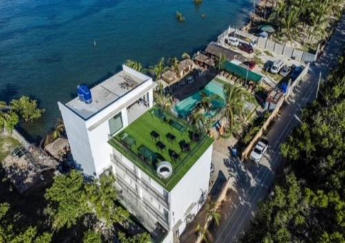 una vista aérea de un edificio con piscina en RedDoorz at PWL Exclusive Resort Cebu en Carmen