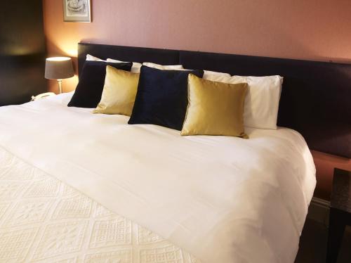 A bed or beds in a room at Charlton Kings Hotel 