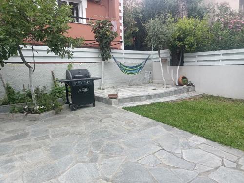 a patio with a trash can next to a house at Spitaki Apartments Potos in Potos