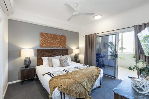 Un dormitorio con una cama tamaño king y un balcón. en Afternoon Delight, en Cairns