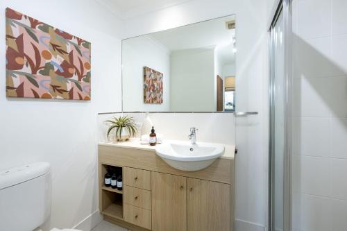 un baño con lavabo e inodoro en Afternoon Delight, en Cairns
