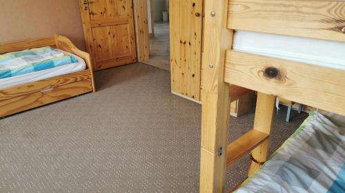 Zimmer mit 2 Etagenbetten und einem Zimmer mit einem Etagenbett in der Unterkunft Ferienhof Stobbe Fewo Heuboden in Grube