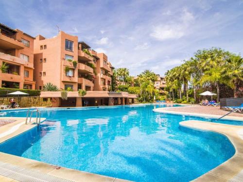 une grande piscine en face d'un bâtiment dans l'établissement VACATION MARBELLA I Oasis on the Coast, Top Location, Ultra Modern Building, à Marbella