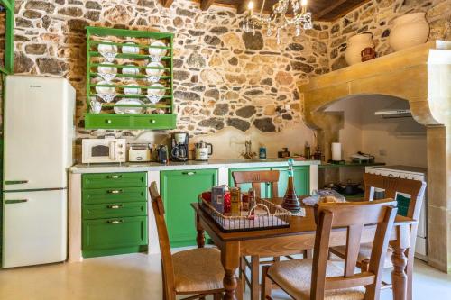 Кухня или мини-кухня в Aggel's House - stone house - private pool - courtyard - countryside views

