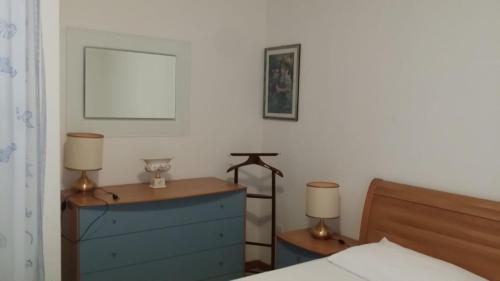 una camera da letto con cassettiera e un letto con due lampade di Via Modena a Cattolica