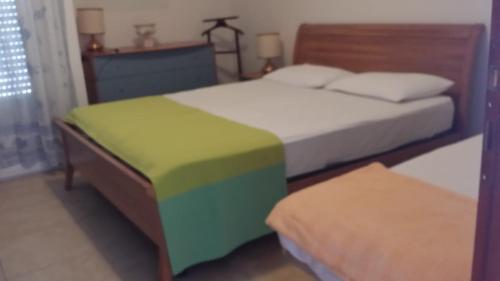 una camera con due letti con lenzuola colorate di Via Modena a Cattolica