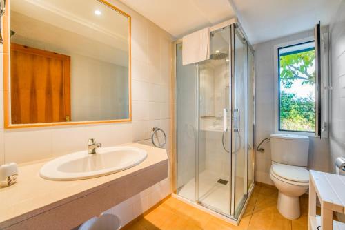 a bathroom with a sink and a shower and a toilet at Villa Beatriz in Santo Tomás