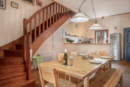 une salle à manger avec une table et un escalier dans l'établissement Pour des vacances en famille à Sarzeau, à Sarzeau