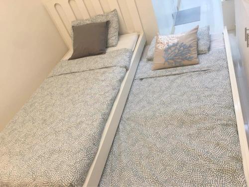 Giường trong phòng chung tại Studio Apartment with pool and gym by The Cusicks