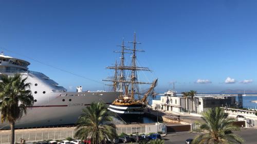 duży statek zakotwiczony w porcie w obiekcie Drepanon, prospettive sul mediterraneo B&B w Trapani