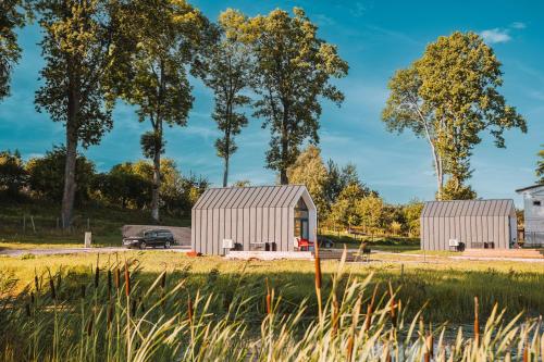 アルークスネにあるPullanHouse Laima - small and cosy lakeside holiday houseの背景の納屋2棟