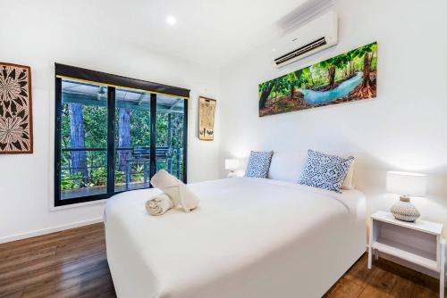 Ένα ή περισσότερα κρεβάτια σε δωμάτιο στο Girraween Rural Retreat with Gorgeous Lagoon Pool