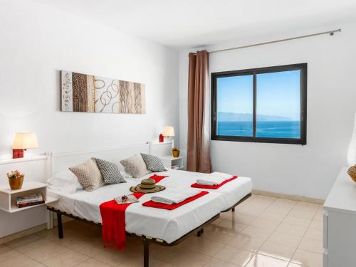アデへにある1409 Luxury Paraiso sea viewの白いベッドルーム(赤いタオル付きのベッド付)