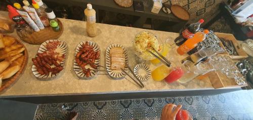 una tabella ricoperta con diversi tipi di alimenti su piatti di MOMIZI INN a Ba Vì