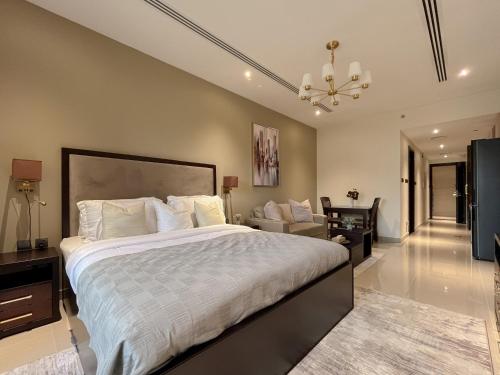 - une chambre avec un grand lit et un bureau dans l'établissement Trophy - Downtown Scape Views Suite, à Dubaï