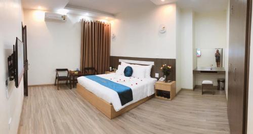 Una cama o camas en una habitación de Noi Bai Boutique Hotel