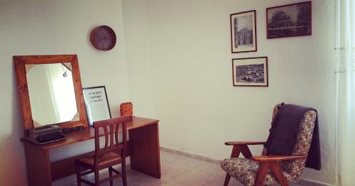 a room with a desk with a mirror and a chair at Tranquillità e comodità a due passi dal centro in Tortolì