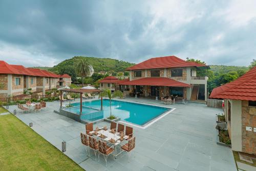 una vista aérea de un complejo con piscina en Sarasiruham Resort - Private Pool Villa in Udaipur en Udaipur