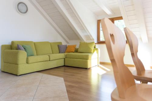 a living room with a green couch and a table at Tobià el Salvan in Pera