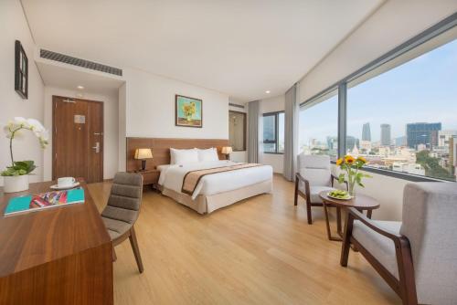 una camera d'albergo con un letto e una grande finestra di Val Soleil Hotel a Da Nang