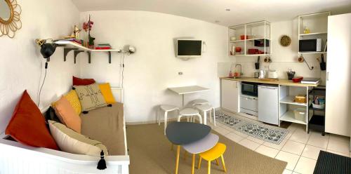 pequeña sala de estar con sofá y cocina en Ty France, en Crozon