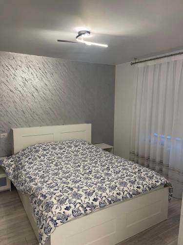 Ένα ή περισσότερα κρεβάτια σε δωμάτιο στο Apartament incantator in Roman