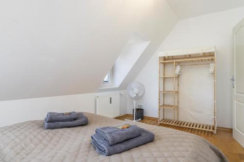 um quarto com uma cama com duas toalhas em FREE LIVING - Buddha Design, Natur, Parkplatz, Washer em Wolfsburg