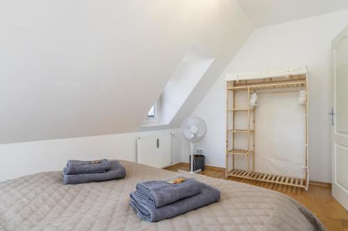 a bedroom with a bed with two towels on it at FREE LIVING - Buddha Design, Natur, Parkplatz, Washer in Wolfsburg