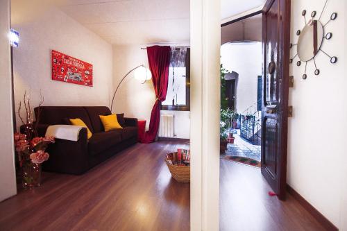 sala de estar con sofá negro y sala de estar con en Casa Tortilla Sagrada Familia, en Barcelona