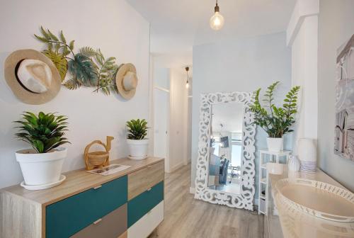 a bathroom with potted plants and a mirror at Mi casa de Radazul in El Rosario