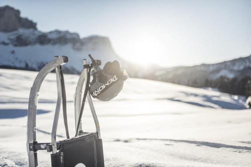 a pair of golf clubs in the snow at Pension Sonia App 102 in Funes