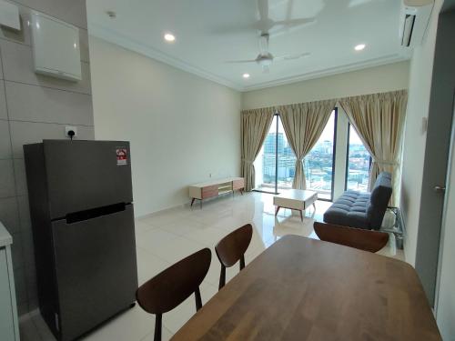 ABC Suites في بيتالينغ جايا: مطبخ وغرفة طعام مع طاولة وكراسي