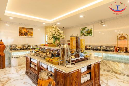 ein Buffet in einem Restaurant mit Essen in der Unterkunft Vietnam Taste Hotel Quy Nhon - Beachfront in Quy Nhon